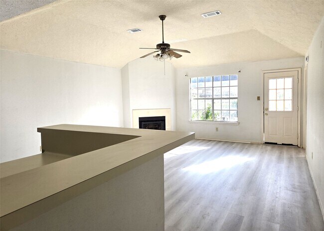 Foto del edificio - 17006 Dusty Mill Dr E