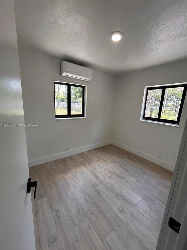 Building Photo - 2 bedroom in Dania FL 33004