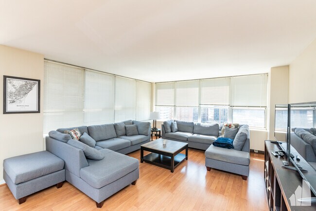 Foto del edificio - 655 W Irving Park Rd