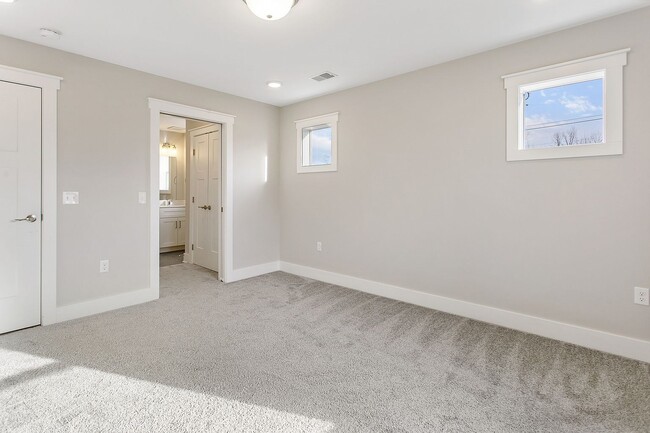 Spacious bedroom - 3167 Blairview Pky SE