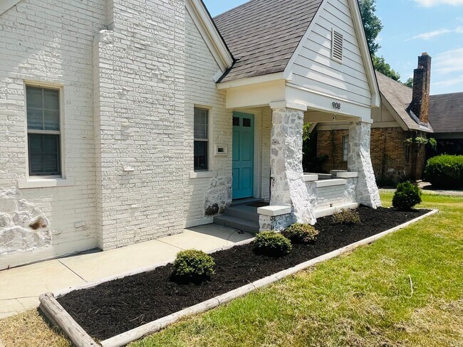 Foto del edificio - 2 minutes away from Rhodes College! Beautifully Renovated! Pets are owner's approval, fees do apply.