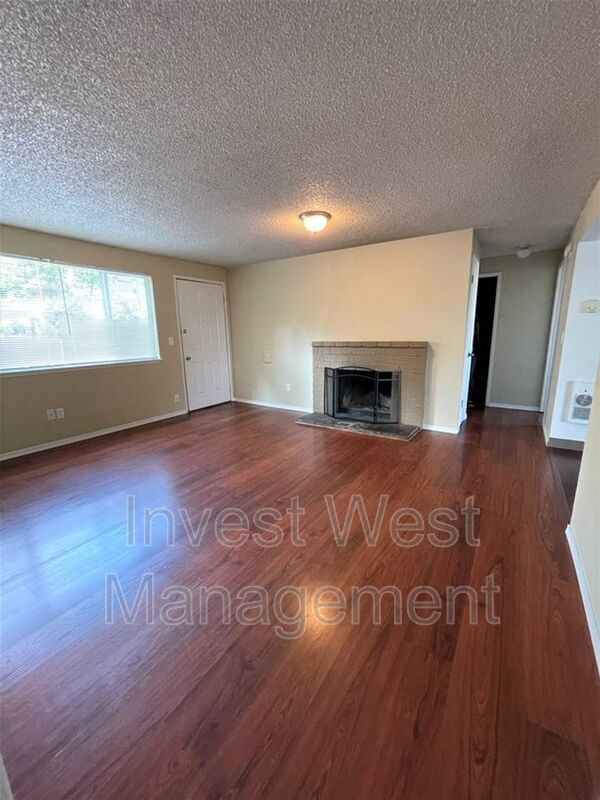 Primary Photo - 2815 E 19th St
