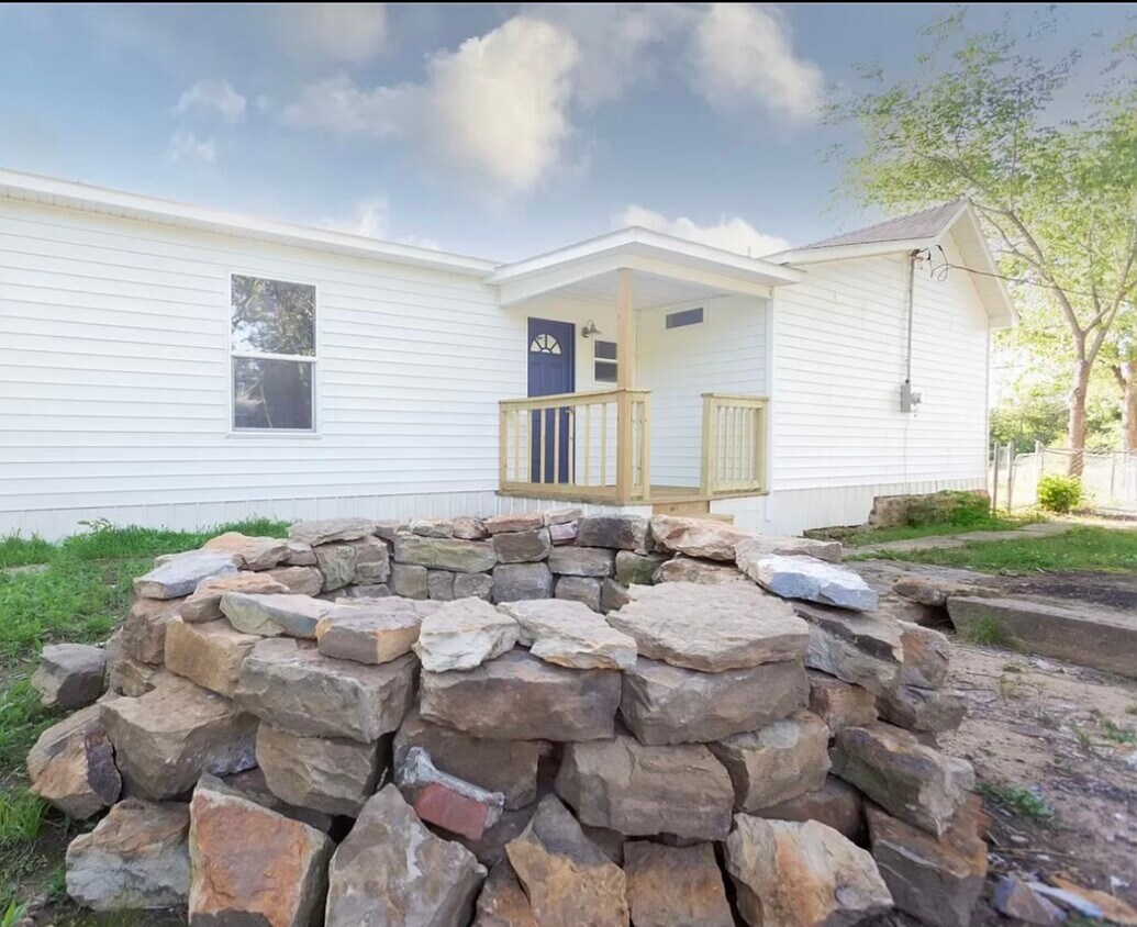 Primary Photo - 100 2nd St