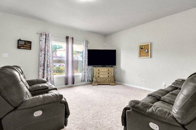 Foto del edificio - 6639 Luckey Pine