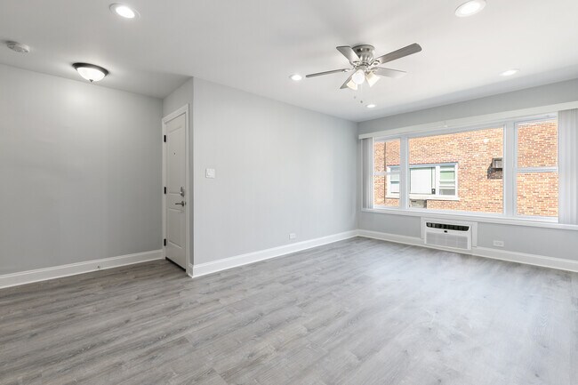 Building Photo - 7630 N Eastlake Terrace