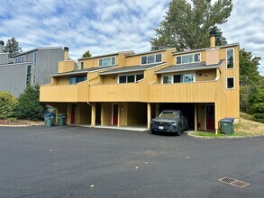 Building Photo - 2145 Eastview Pl