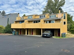 Building Photo - 2145 Eastview Pl