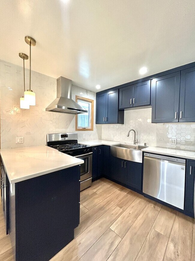 Foto del edificio - Beautifully Remodeled 3 Bed/1 Bath Home with Fenced Backyard Available NOW!