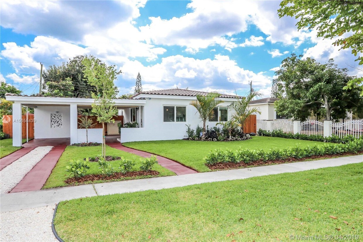 Primary Photo - 1140 NE 155th St