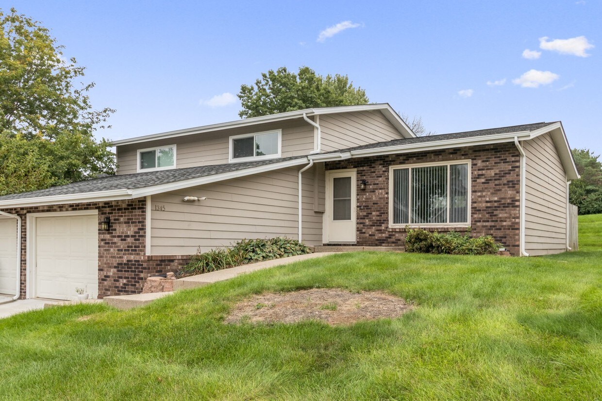1345 NW 104th St, Clive, IA 50325 House Rental in Clive, IA