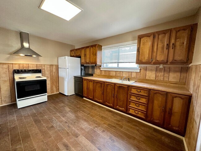 Foto del edificio - 3 Bed / 2 Bath Custom Pioche House