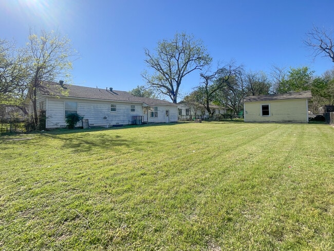 Building Photo - 701 N Barbara St