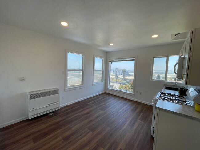 Foto del edificio - Remodeled 1BD in Mission Hills with Views of the San Diego Bay, Onsite Laundry, and Lots of Natur...