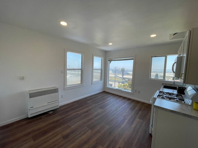 Building Photo - Remodeled 1BD in Mission Hills with Views of the San Diego Bay, Onsite Laundry, and Lots of Natur...