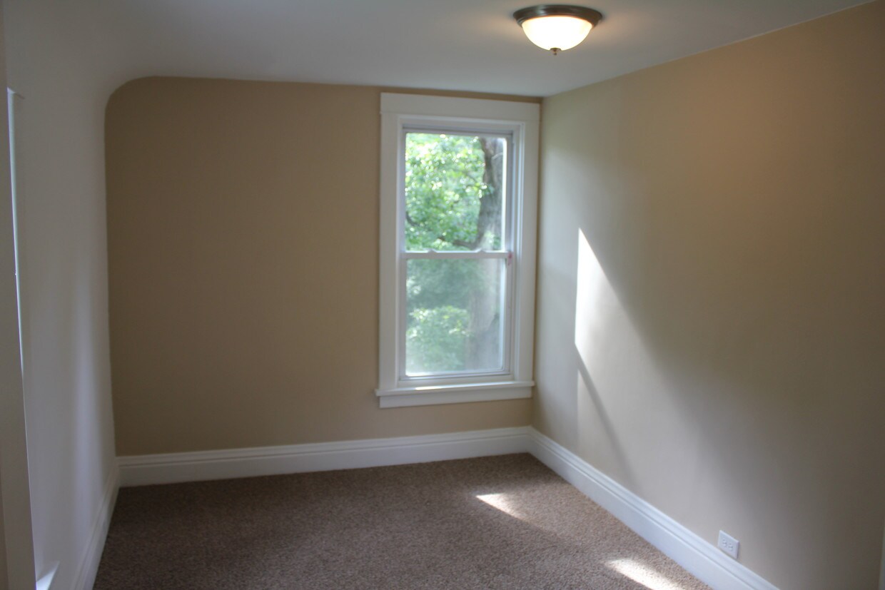 Primary Photo - 1131 Park Ave