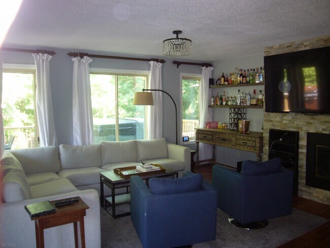 Foto del edificio - 6 Tannery Hill Dr