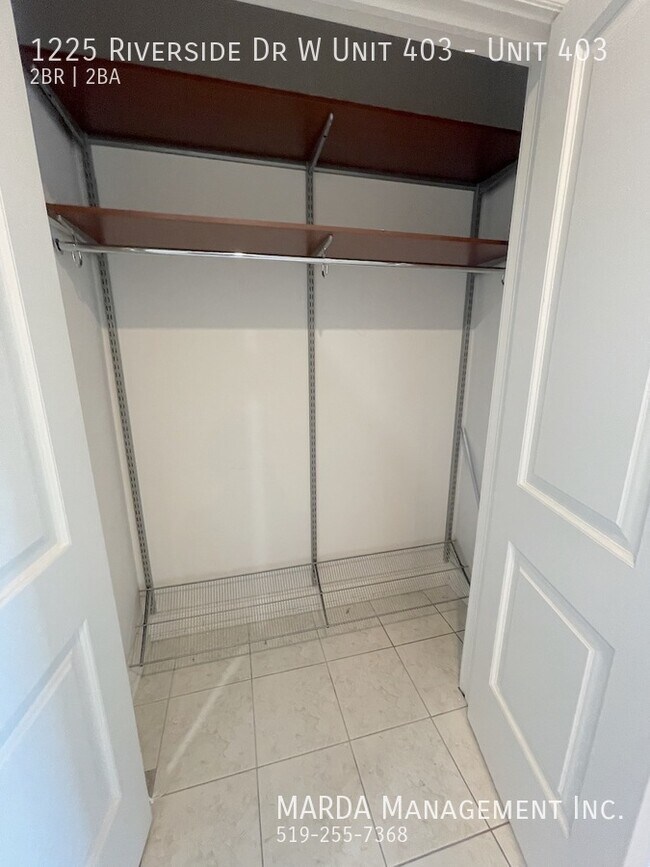 Photo du bâtiment - WATERFRONT CONDO 2 BED/2 BATH -RIVERSIDE DR + HYDRO & GAS!