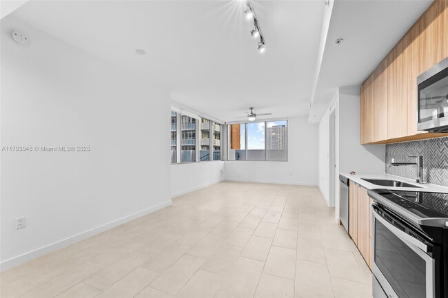 Foto del edificio - 2150 N Bayshore Dr