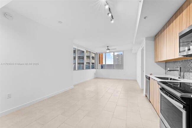 Building Photo - 2150 N Bayshore Dr