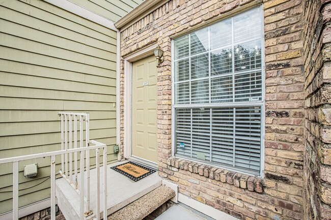 Building Photo - Oaks of Lakewood Condominiums 2nd Floor, 2...