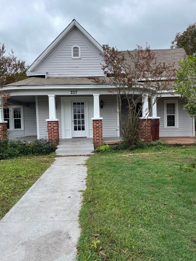 Building Photo - 3/2 Fenced yard pet friendly Gladewater