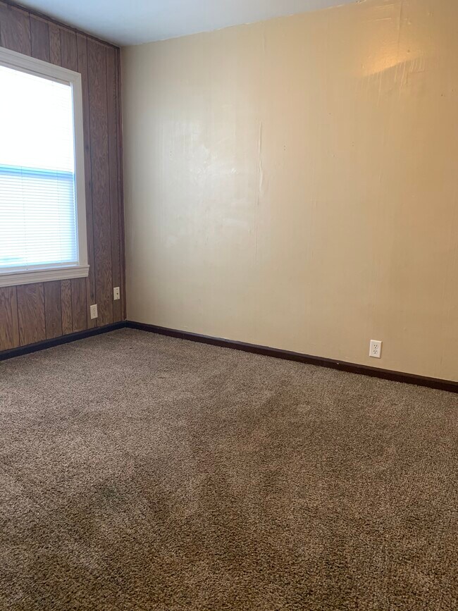 Bedroom - 920 S Summit St