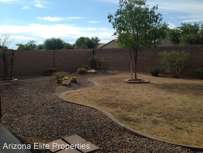 Foto del edificio - 4 br, 3 bath House - 911 W. Saguaro Dr.