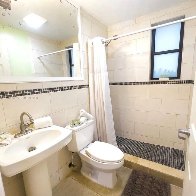 Building Photo - 585 NE 66th St