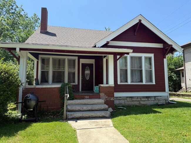 Building Photo - Large 4 Bed/2 Bath House in Quiet Neighbor...