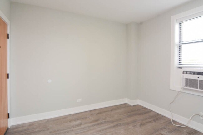 Foto del edificio - 545 W Belmont Ave