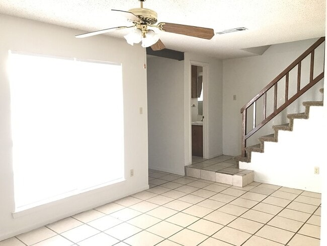 Building Photo - Welcome to 3001 Lake Rd. Unit A!