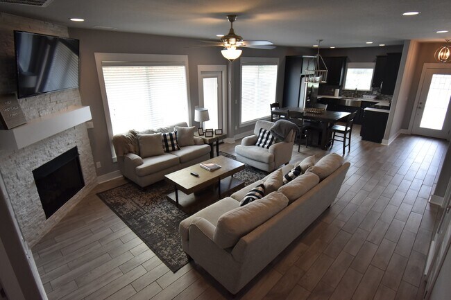 Foto del edificio - Luxurious 4 Bedroom 2.5 Bathroom in the Heart of Fayetteville, Arkansas!!