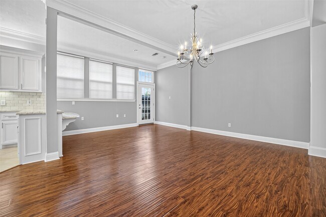 Foto del edificio - 10310 Chevy Chase Dr