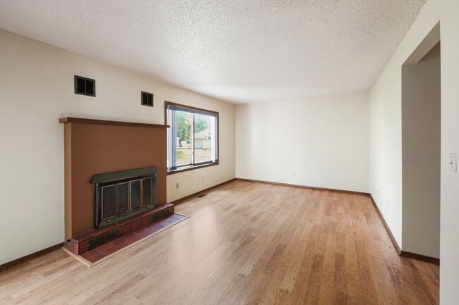 Building Photo - 3 Bedroom Townhome in St. Cloud