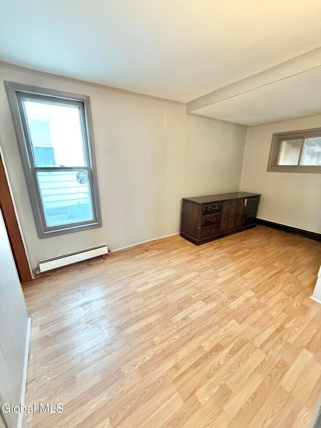 Foto del edificio - 1738 Van Vranken Ave.