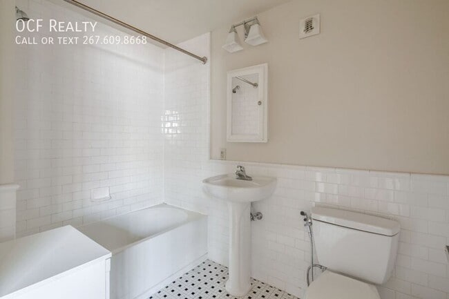 Building Photo - 412 S 13th St