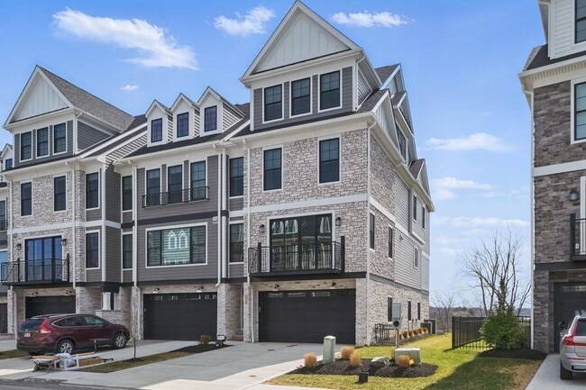 Building Photo - Luxurious, Fully Furnished Townhome       ...