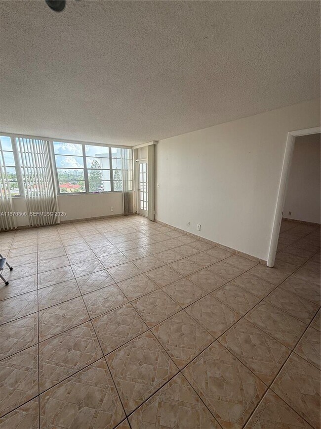 Foto del edificio - 2025 NE 164th St