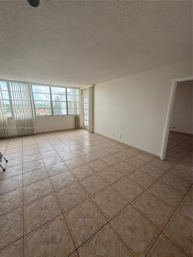 Building Photo - 2025 NE 164th St