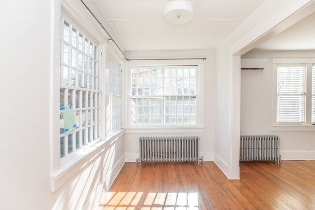 Foto del edificio - Coming Soon! Charming corner lot home for ...