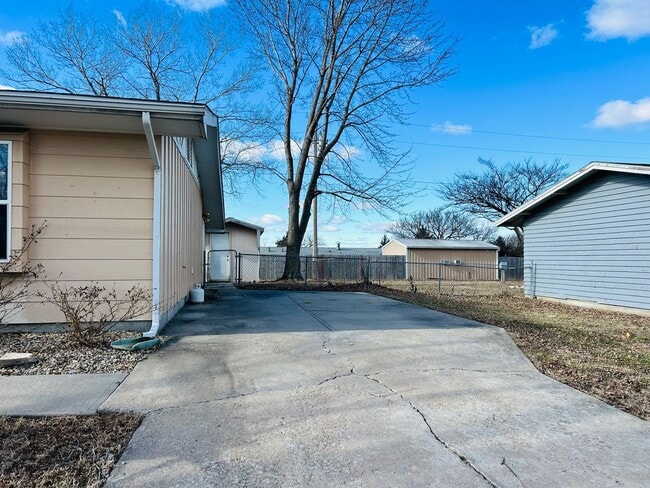 Building Photo - Great Space, Convenient Location