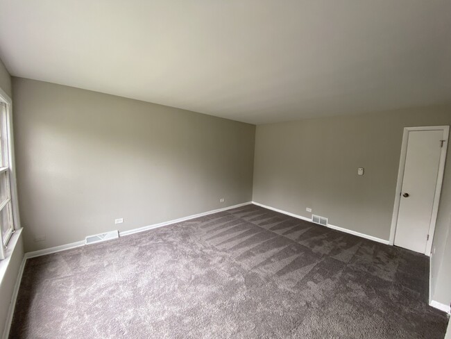 Building Photo - 483 W 15th Pl