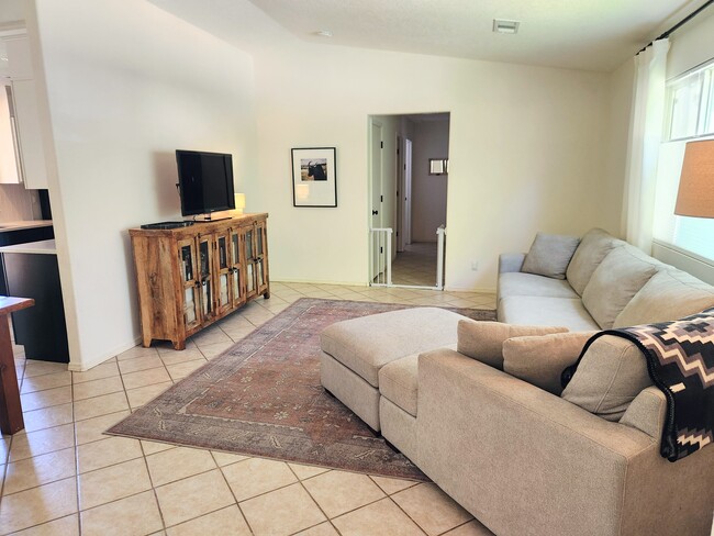 Building Photo - 1304 Villa Campo NE