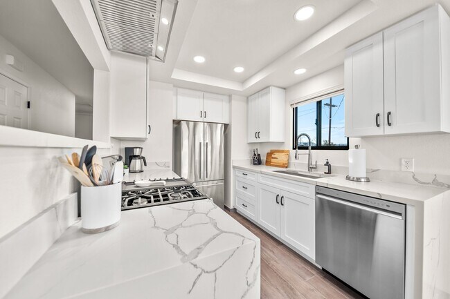 Foto del edificio - Fully Furnished 3 bedroom home where elega...