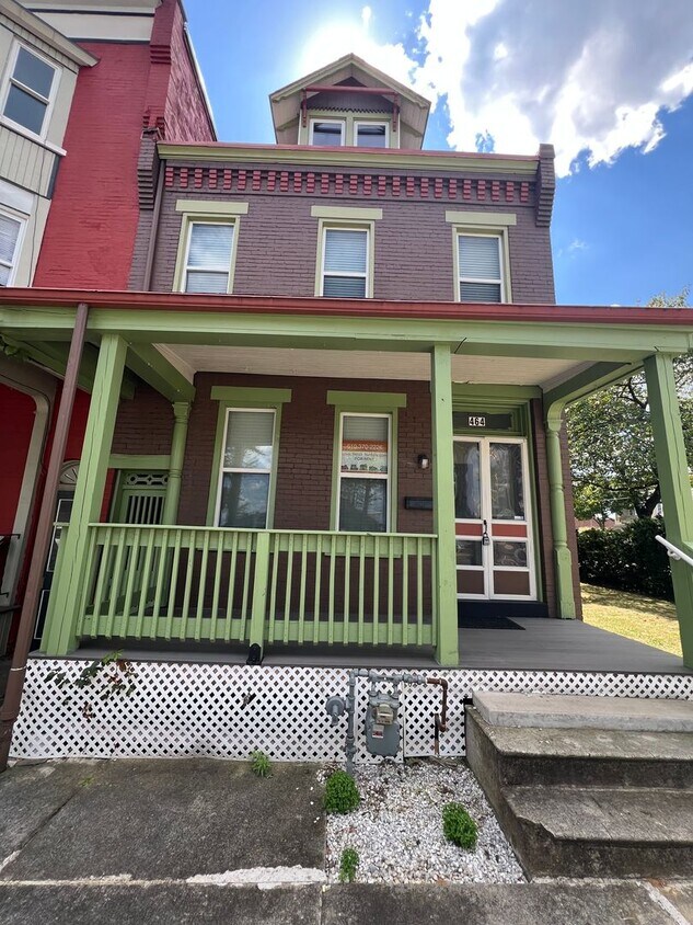 Foto principal - 5 Bed 2.5 Bath Single-Family Home