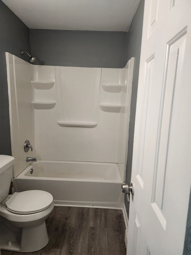 Building Photo - 3 bed 1 bth