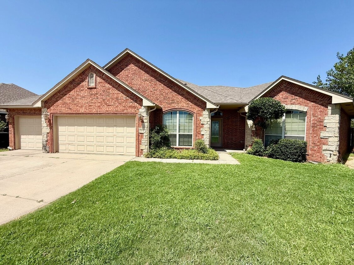 Primary Photo - 4 Bed Close to OU