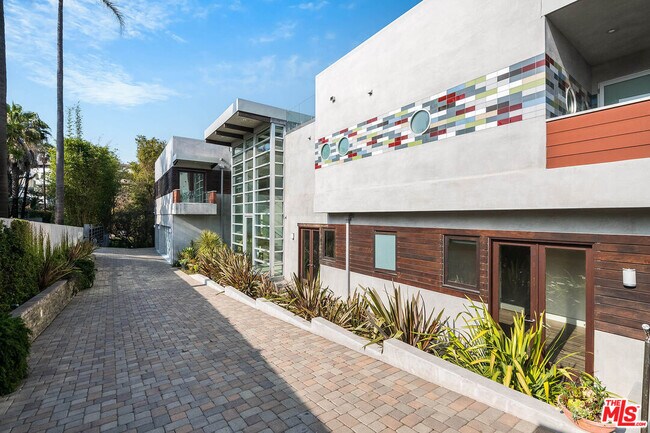 Building Photo - 770 Paseo Miramar