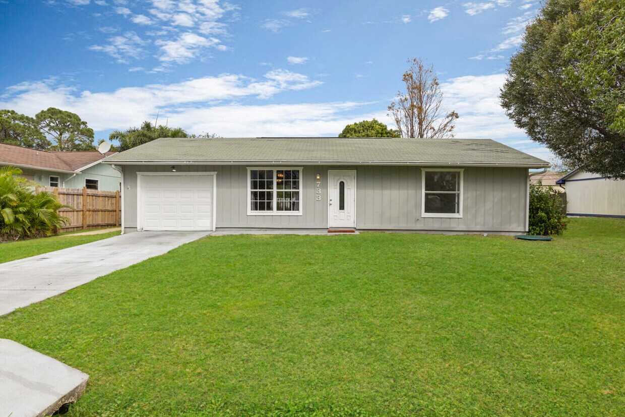 Primary Photo - 733 SE Academy Ln