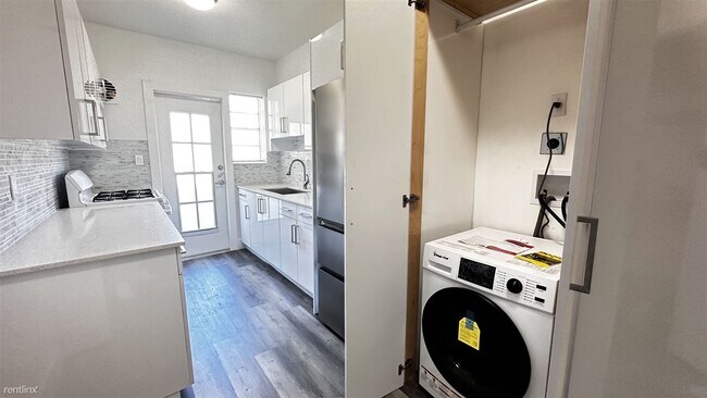 Building Photo - 1 br, 1 bath Condo - 8630 Byron Ave Apt 2 ...